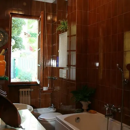 Maria Villa *